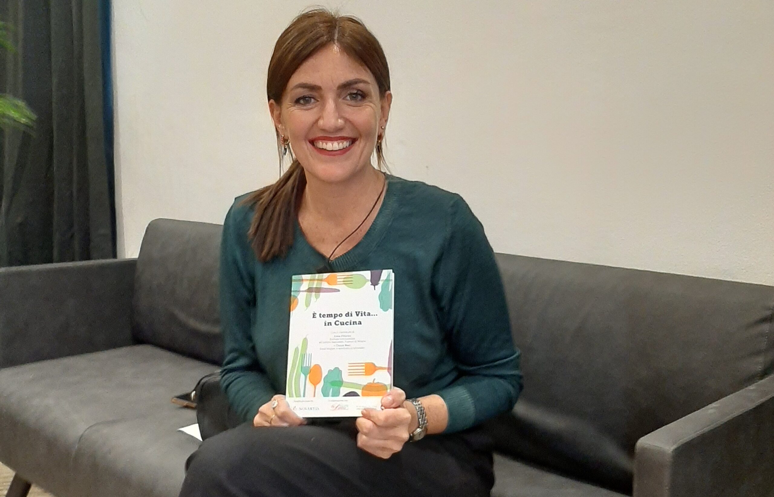 Chiara Maci con il ricettario "è tempo di vita... in cucina!"