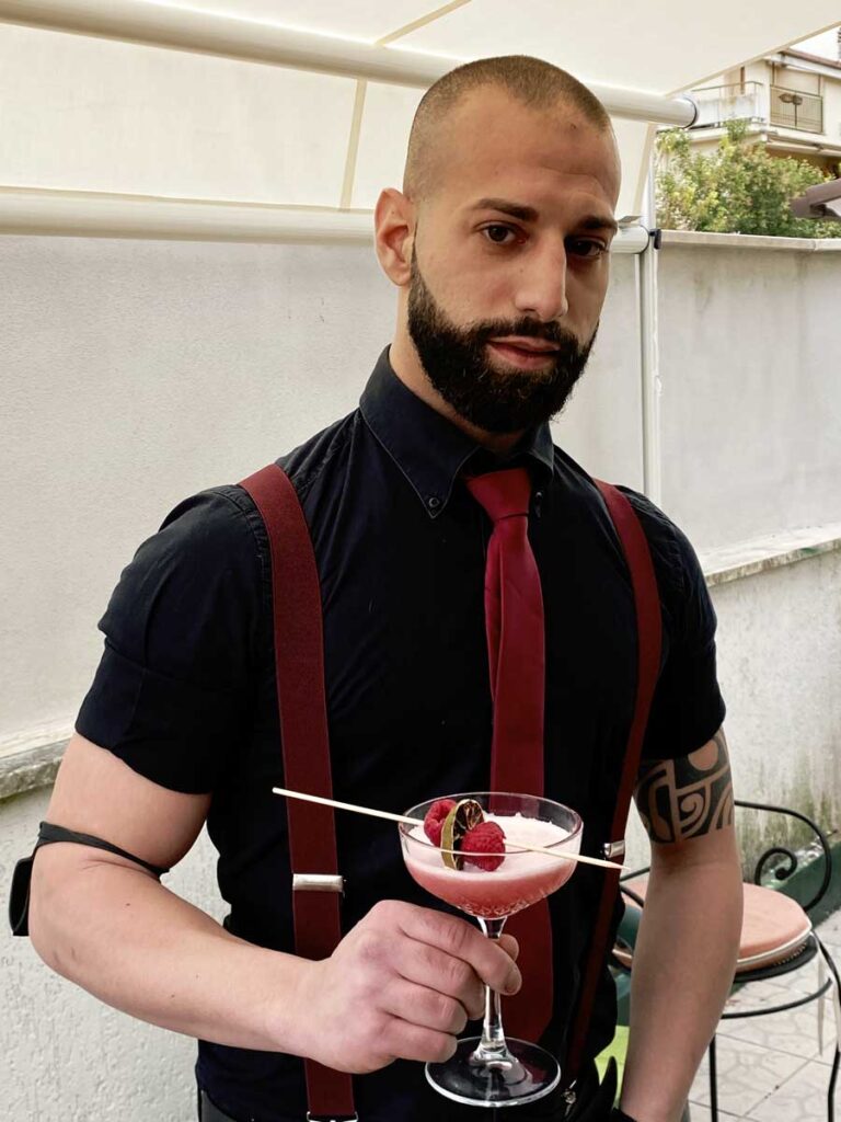 Stefano Sioni, bartender e barchef, ci prepara un Pink Explosion
