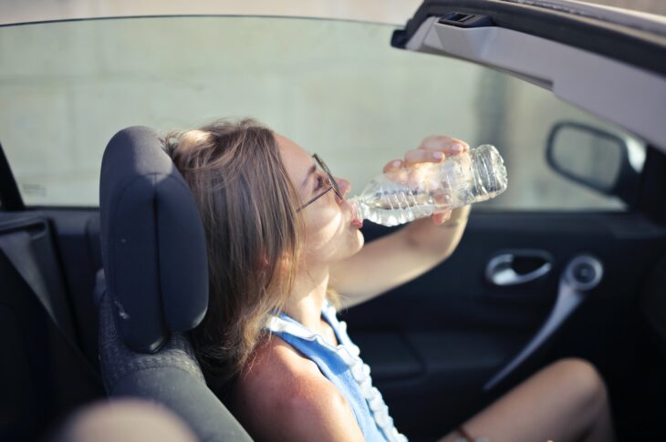 Tra gli altri errori frequenti, per il 39% degli esperti in auto scarseggiano cose essenziali, come ad esempio una buona riserva d’acqua, per far fronte al rischio di disidratazione o di crampi per la perdita di sali minerali e potassio.