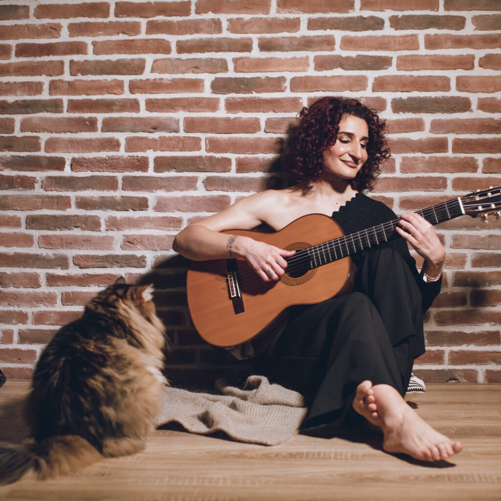 Irene Jalenti con gatto e chitarra