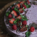 Torta Pink per San Valentino: torta vegana al cioccolato, con glassa alla fragola
