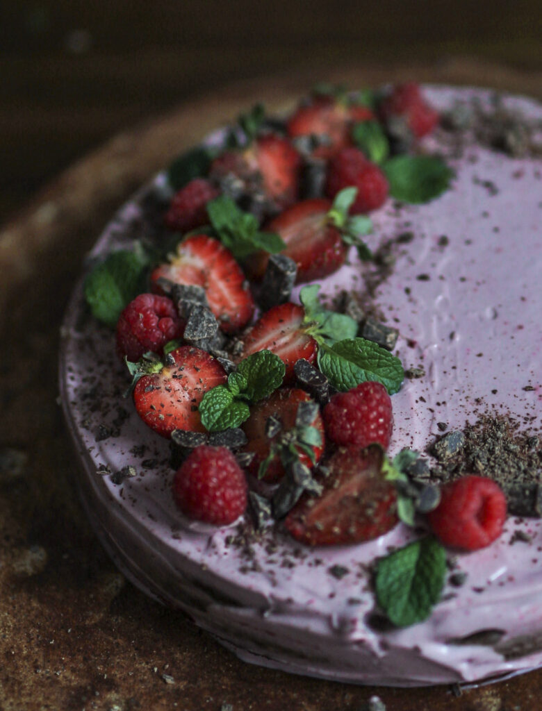 Torta Pink per San Valentino: torta vegana al cioccolato, con glassa alla fragola