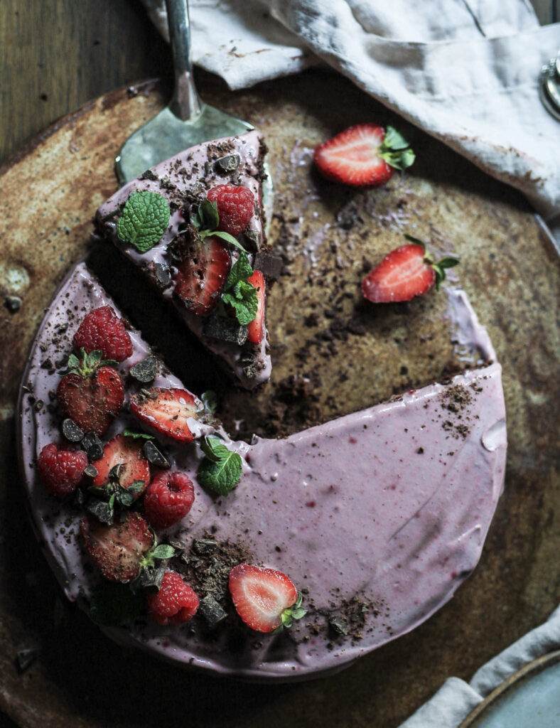 Torta Pink per San Valentino: torta vegana al cioccolato, con glassa alla fragola