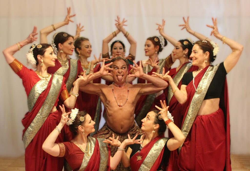 DEMONI E DEI coniuga in modo innovativo e originale le tecniche del teatro-danza classico dell'India e delle arti marziali (bharatanrtyam, karana, kalaripayattu) con i linguaggi del teatro-danza contemporaneo.