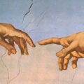 Colpo di scena! Lo sapevate che la mano di Dio che si protrae verso Adamo non è opera di Michelangelo?