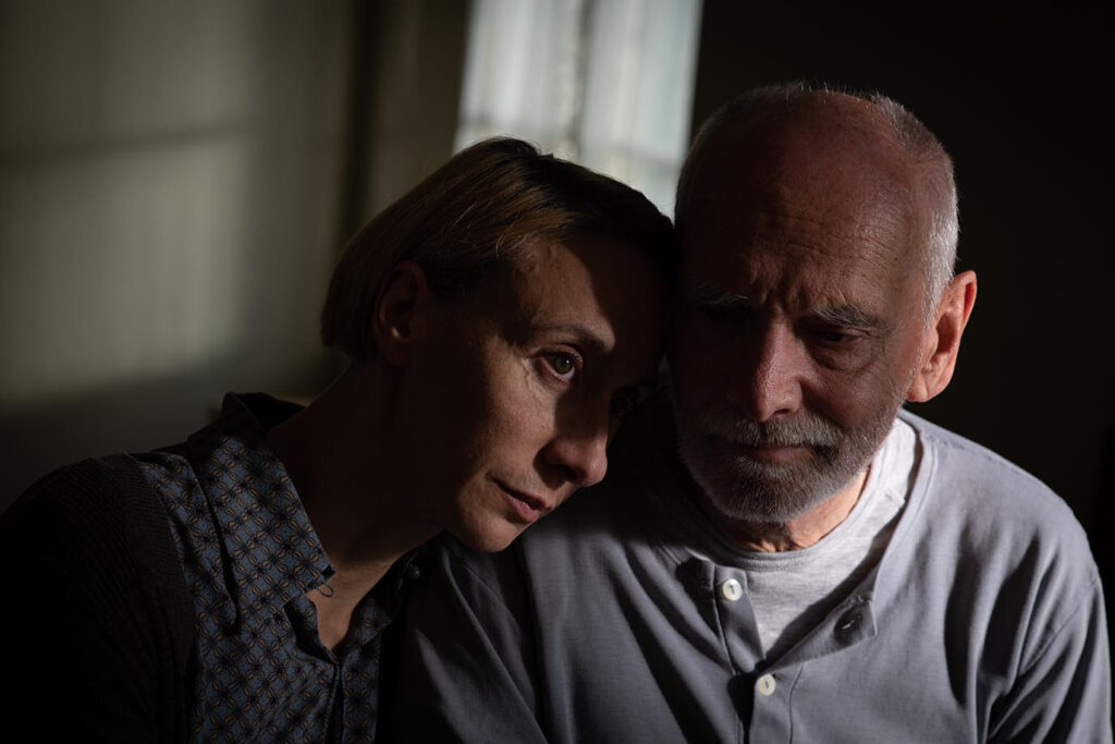 Esce in sala dal 23 giugno il film d’autore sloveno che narra la storia d’amore dolce-amara tra due persone affette da Alzheimer.