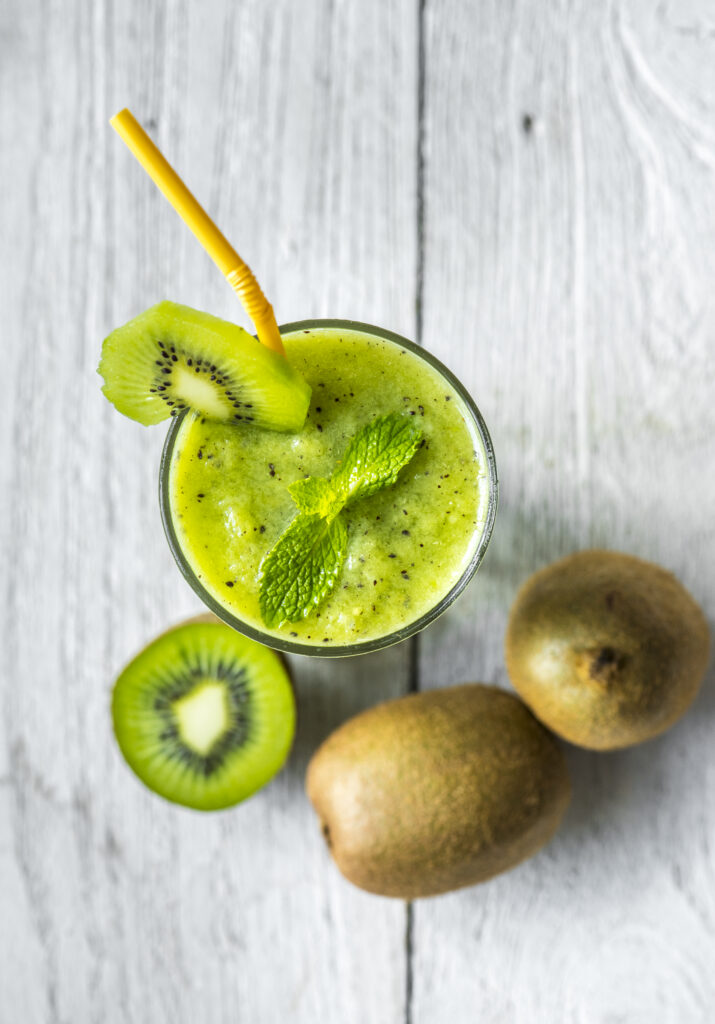 Un frullato vegano al kiwi e cocco: sano e delizioso! Pieno di vitamine, rinfrescante e leggero, perfetto per l'estate