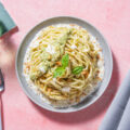 spaghetti con mousse di mozzarella, crumble di noci e pesto di zucchine e basilico