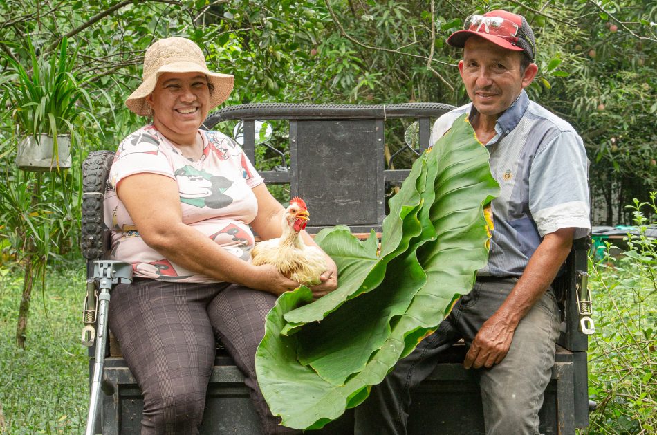 Attraverso il progetto della FAO, la famiglia di agricoltori ha avviato un'azienda per occuparsi delle operazioni logistiche di vendita dei loro prodotti, con Ana Yesmid nel consiglio di amministrazione. ©FAO/ Juan Diego Castillo