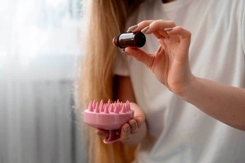 alcuni studi hanno mostrato i benefici dell'uso dell'olio di rosmarino per stimolare la crescita dei capelli