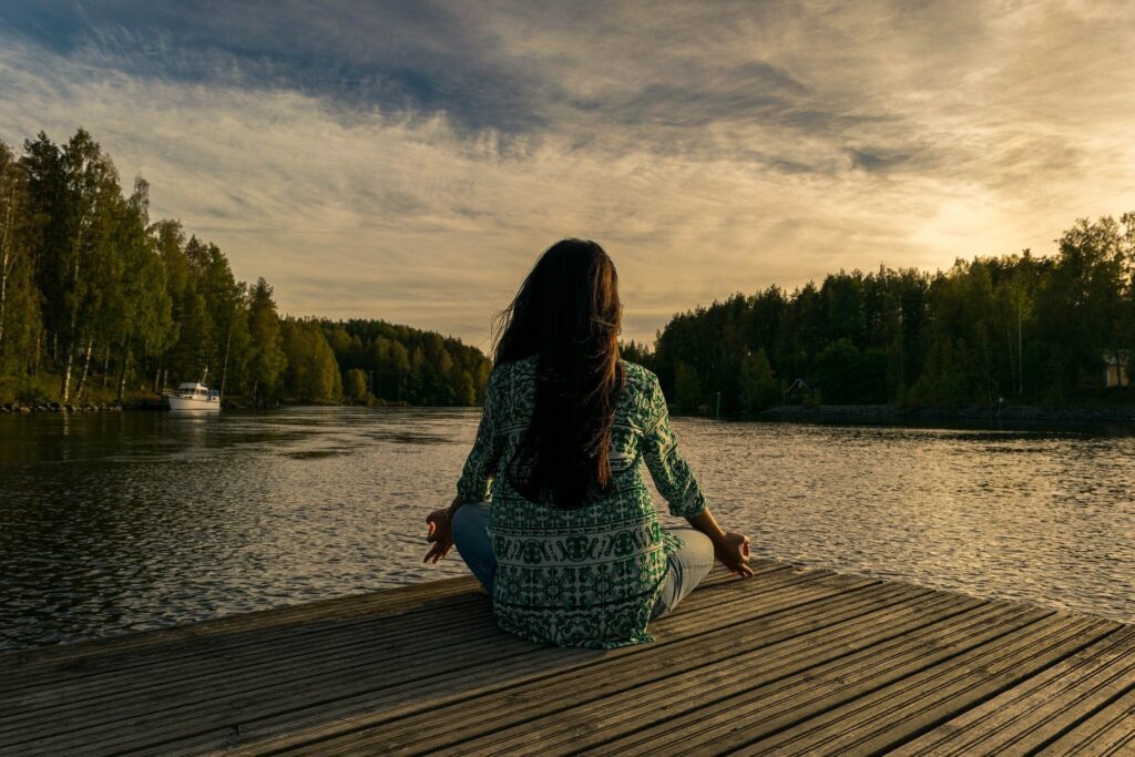 Sapevi che le donne oltre i 40 anni producono più cortisolo? I consigli degli esperti per gestire lo stress