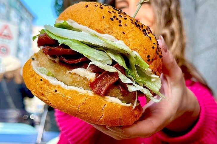 Funny Crispy Burger: il panino 100% vegetale per un Veganuary sorprendente