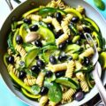 Fusilli con zucchine, olive nere e basilico: un piatto leggero e nutriente