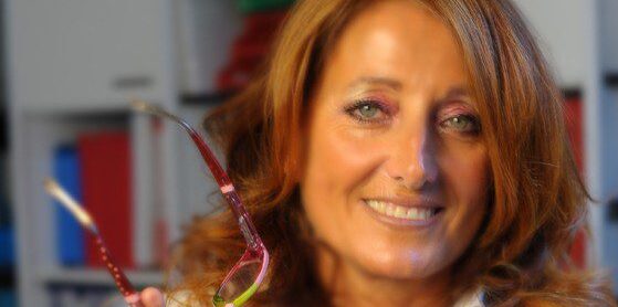 Oggi Pink Society ti racconta la storia di Adele Patrini, sopravvissuta tre volte al tumore al seno e oggi portavoce appassionata delle pazienti oncologiche. Presidente di CAOS Varese, Adele trasforma il dolore in attivismo, guidando una rete di donne che chiedono ascolto, cura e dignità. La sua voce – ferma, dolce, potente – è un esempio di come l’esperienza personale possa cambiare davvero il modo in cui curiamo (e viviamo) la salute femminile.