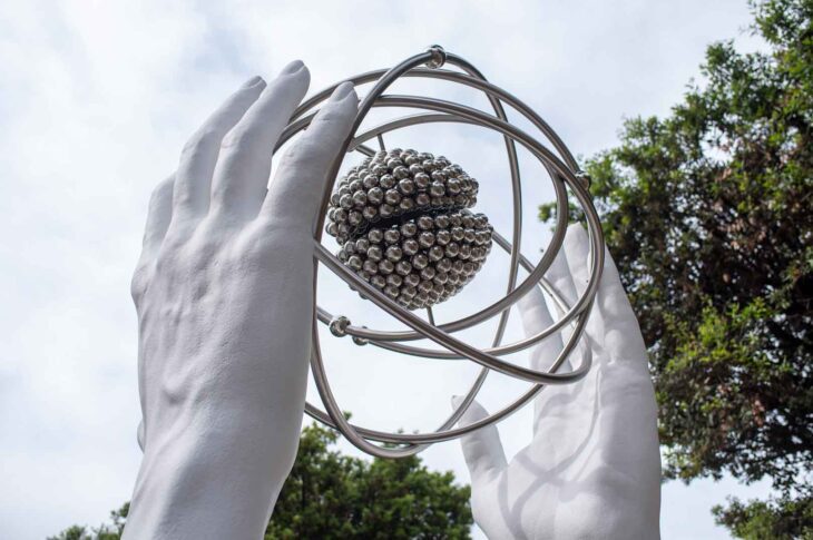 Un'opera d'arte che diventa simbolo di ispirazione e cambiamento. “Urania’s Passion”, la scultura firmata da Lorenzo Quinn e promossa da MSD Italia, è stata inaugurata alla Sapienza di Roma per dare forma e voce al progetto “Investing for future. Donne e STEAM: da gap a plus”. L'obiettivo? Invertire la rotta, abbattere stereotipi e incoraggiare sempre più ragazze a intraprendere studi e carriere in ambito scientifico. Perché la scienza, come l’arte, ha bisogno di tutte noi.