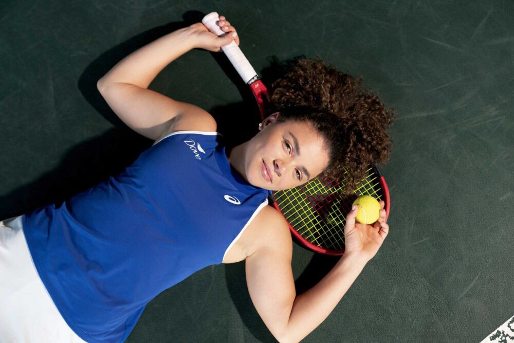 La mancanza di fiducia nel proprio corpo allontana troppe ragazze dallo sport. Ma qualcosa sta cambiando. Con il programma Body Confident Sport, il brand Dove – insieme alla tennista Jasmine Paolini – lancia una vera e propria rivoluzione gentile: allenatori, insegnanti e famiglie vengono coinvolti in un percorso per rendere lo sport uno spazio di libertà, e non di giudizio. Perché il corpo non va nascosto, ma ascoltato e rispettato. E la fiducia può (ri)cominciare da un campo sportivo.