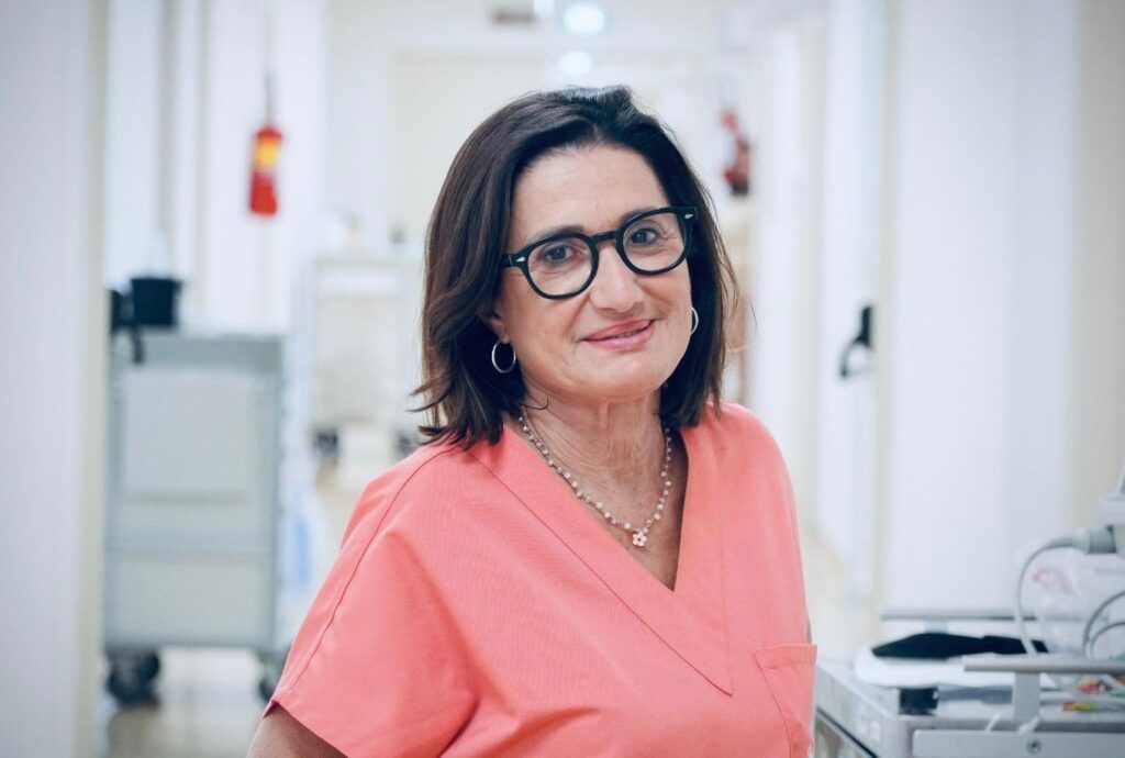 professoressa Angela Pezzolla, prima donna in Italia a ricoprire un incarico di direzione in un dipartimento chirurgico all’interno di un’azienda ospedaliera pubblica.