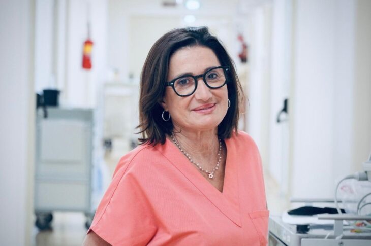 professoressa Angela Pezzolla, prima donna in Italia a ricoprire un incarico di direzione in un dipartimento chirurgico all’interno di un’azienda ospedaliera pubblica.