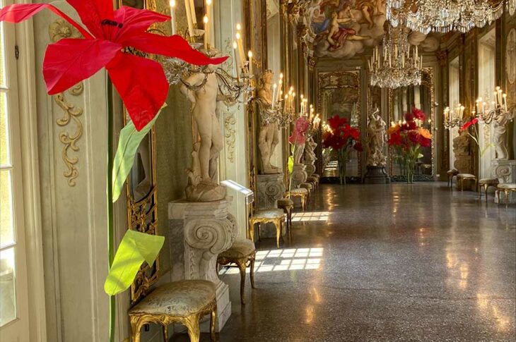 Un fiore gigante in un museo non è mai solo un fiore