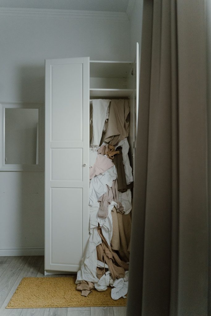 Se una donna ci sta leggendo e sente di essere completamente sommersa dalle cose, da dove dovrebbe cominciare? Quali sono i primi tre passi concreti che consiglierebbe per iniziare senza sentirsi sopraffatta?